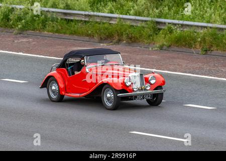 1955 50er Jahre RED MG TD TF Benzin 1500 ccm britischer Sportwagen auf der Autobahn M6, Großbritannien Stockfoto