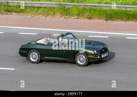 1994 90s Neunzigerjahre Green MG RV8, V8Car Roadster Benzin 4000 cm3 britischer Sportwagen fährt mit hoher Geschwindigkeit auf der Autobahn M6 im Großraum Manchester, Großbritannien Stockfoto