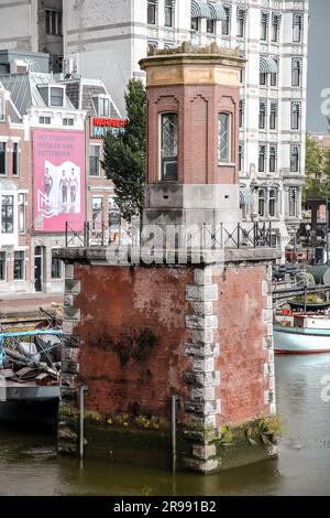 Rotterdam, NL - 6. Oktober 2021: Boote im alten Hafen von Rotterdam, Oude Haven, und das Weiße Haus, Witte Huis Gebäude im Hintergrund bei Regen Stockfoto