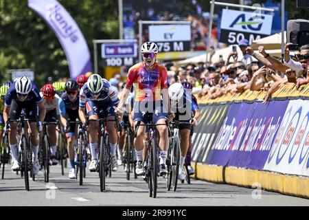 Izegem, Belgien. 25. Juni 2023. Die belgische Lotte Kopecky von SD Worx gewinnt am Sonntag, den 25. Juni 2023, das Frauenelitenrennen der belgischen Radmeisterschaft, 134 km, 2 km, in Izegem. BELGA FOTO TOM GOYVAERTS Kredit: Belga News Agency/Alamy Live News Stockfoto