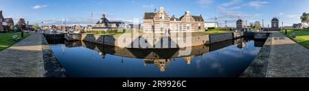 Panoramablick auf den historischen Lemstersluis, eine Schleuse in Lemmer, Niederlande Stockfoto