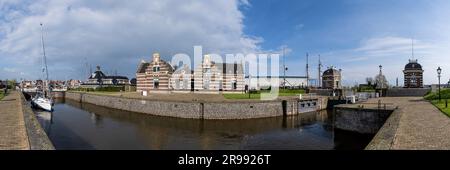 Panoramablick auf den historischen Lemstersluis, eine Schleuse in Lemmer, Niederlande Stockfoto