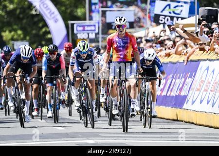 Izegem, Belgien. 25. Juni 2023. Die belgische Lotte Kopecky von SD Worx gewinnt am Sonntag, den 25. Juni 2023, das Frauenelitenrennen der belgischen Radmeisterschaft, 134 km, 2 km, in Izegem. BELGA FOTO TOM GOYVAERTS Kredit: Belga News Agency/Alamy Live News Stockfoto