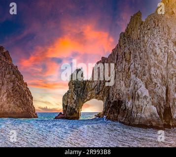 Cape Saint Luke Arch unter einem wunderschönen Sonnenuntergang über dem Golf von Kalifornien, der das Meer von Cortez vom Pazifischen Ozean trennt, Landschaften von Baja Stockfoto