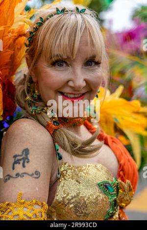 Santa Barbara, USA. 24. Juni 2023. Santa Barbara feiert die Sommersonnenwende am 24. Juni 2023 mit einer „WURZELN“-Themenparade aus den 2023 Jahren, in der die Santa Barbara Street in der Innenstadt von Santa Barbara, Kalifornien, mit riesigen Puppen und skurrilen Kostümen bewacht wird. (Foto: Rod Rolle/Sipa USA) Guthaben: SIPA USA/Alamy Live News Stockfoto