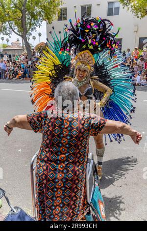 Santa Barbara, USA. 24. Juni 2023. Santa Barbara feiert die Sommersonnenwende am 24. Juni 2023 mit einer „WURZELN“-Themenparade aus den 2023 Jahren, in der die Santa Barbara Street in der Innenstadt von Santa Barbara, Kalifornien, mit riesigen Puppen und skurrilen Kostümen bewacht wird. (Foto: Rod Rolle/Sipa USA) Guthaben: SIPA USA/Alamy Live News Stockfoto