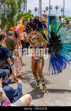 Santa Barbara, USA. 24. Juni 2023. Santa Barbara feiert die Sommersonnenwende am 24. Juni 2023 mit einer „WURZELN“-Themenparade aus den 2023 Jahren, in der die Santa Barbara Street in der Innenstadt von Santa Barbara, Kalifornien, mit riesigen Puppen und skurrilen Kostümen bewacht wird. (Foto: Rod Rolle/Sipa USA) Guthaben: SIPA USA/Alamy Live News Stockfoto