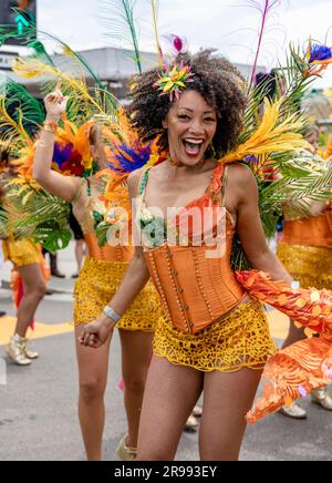 Santa Barbara, USA. 24. Juni 2023. Santa Barbara feiert die Sommersonnenwende am 24. Juni 2023 mit einer „WURZELN“-Themenparade aus den 2023 Jahren, in der die Santa Barbara Street in der Innenstadt von Santa Barbara, Kalifornien, mit riesigen Puppen und skurrilen Kostümen bewacht wird. (Foto: Rod Rolle/Sipa USA) Guthaben: SIPA USA/Alamy Live News Stockfoto