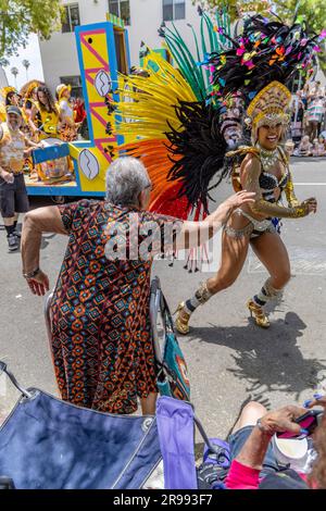 Santa Barbara, USA. 24. Juni 2023. Santa Barbara feiert die Sommersonnenwende am 24. Juni 2023 mit einer „WURZELN“-Themenparade aus den 2023 Jahren, in der die Santa Barbara Street in der Innenstadt von Santa Barbara, Kalifornien, mit riesigen Puppen und skurrilen Kostümen bewacht wird. (Foto: Rod Rolle/Sipa USA) Guthaben: SIPA USA/Alamy Live News Stockfoto