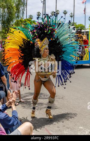 Santa Barbara, USA. 24. Juni 2023. Santa Barbara feiert die Sommersonnenwende am 24. Juni 2023 mit einer „WURZELN“-Themenparade aus den 2023 Jahren, in der die Santa Barbara Street in der Innenstadt von Santa Barbara, Kalifornien, mit riesigen Puppen und skurrilen Kostümen bewacht wird. (Foto: Rod Rolle/Sipa USA) Guthaben: SIPA USA/Alamy Live News Stockfoto