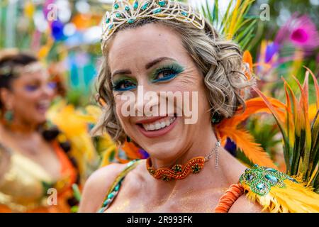 Santa Barbara, USA. 24. Juni 2023. Santa Barbara feiert die Sommersonnenwende am 24. Juni 2023 mit einer „WURZELN“-Themenparade aus den 2023 Jahren, in der die Santa Barbara Street in der Innenstadt von Santa Barbara, Kalifornien, mit riesigen Puppen und skurrilen Kostümen bewacht wird. (Foto: Rod Rolle/Sipa USA) Guthaben: SIPA USA/Alamy Live News Stockfoto