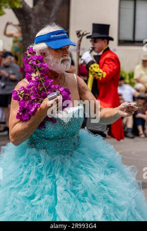 Santa Barbara, USA. 24. Juni 2023. Santa Barbara feiert die Sommersonnenwende am 24. Juni 2023 mit einer „WURZELN“-Themenparade aus den 2023 Jahren, in der die Santa Barbara Street in der Innenstadt von Santa Barbara, Kalifornien, mit riesigen Puppen und skurrilen Kostümen bewacht wird. (Foto: Rod Rolle/Sipa USA) Guthaben: SIPA USA/Alamy Live News Stockfoto