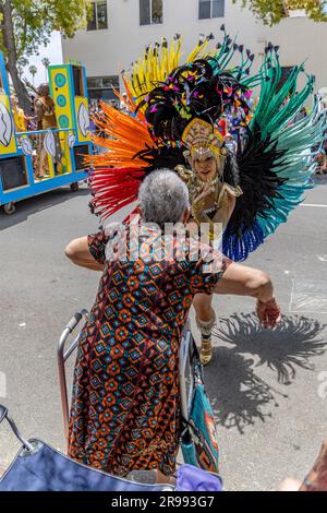 Santa Barbara, USA. 24. Juni 2023. Santa Barbara feiert die Sommersonnenwende am 24. Juni 2023 mit einer „WURZELN“-Themenparade aus den 2023 Jahren, in der die Santa Barbara Street in der Innenstadt von Santa Barbara, Kalifornien, mit riesigen Puppen und skurrilen Kostümen bewacht wird. (Foto: Rod Rolle/Sipa USA) Guthaben: SIPA USA/Alamy Live News Stockfoto