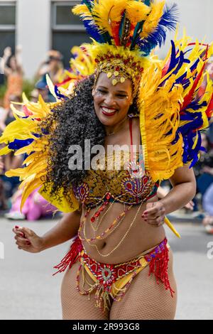 Santa Barbara, USA. 24. Juni 2023. Santa Barbara feiert die Sommersonnenwende am 24. Juni 2023 mit einer „WURZELN“-Themenparade aus den 2023 Jahren, in der die Santa Barbara Street in der Innenstadt von Santa Barbara, Kalifornien, mit riesigen Puppen und skurrilen Kostümen bewacht wird. (Foto: Rod Rolle/Sipa USA) Guthaben: SIPA USA/Alamy Live News Stockfoto