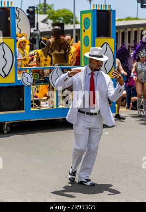 Santa Barbara, USA. 24. Juni 2023. Santa Barbara feiert die Sommersonnenwende am 24. Juni 2023 mit einer „WURZELN“-Themenparade aus den 2023 Jahren, in der die Santa Barbara Street in der Innenstadt von Santa Barbara, Kalifornien, mit riesigen Puppen und skurrilen Kostümen bewacht wird. (Foto: Rod Rolle/Sipa USA) Guthaben: SIPA USA/Alamy Live News Stockfoto