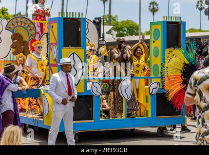 Santa Barbara, USA. 24. Juni 2023. Santa Barbara feiert die Sommersonnenwende am 24. Juni 2023 mit einer „WURZELN“-Themenparade aus den 2023 Jahren, in der die Santa Barbara Street in der Innenstadt von Santa Barbara, Kalifornien, mit riesigen Puppen und skurrilen Kostümen bewacht wird. (Foto: Rod Rolle/Sipa USA) Guthaben: SIPA USA/Alamy Live News Stockfoto