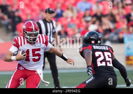 Ottawa, Kanada. 15. Juni 2023. Tommy Stevens (15), Quarterback der Calgary Stampeders, spielt beim CFL-Spiel zwischen Calgary Stampeders und Ottawa Redblacks im TD Place Stadium in Ottawa, Kanada, mit dem Ball. Daniel Lea/CSM/Alamy Live News Stockfoto