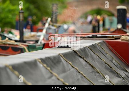 Der Rauch steigt aus dem Kamin eines Boots, das an der jährlichen Historic Narrowboat Rally in Braunston, Northamptonshire, teilnimmt Stockfoto