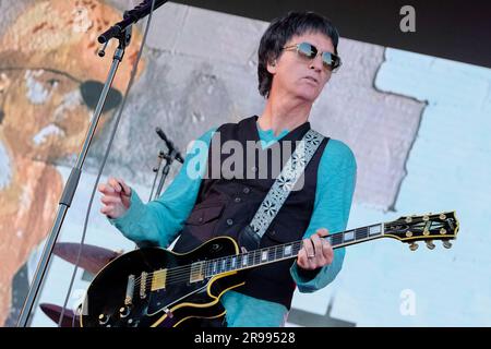 Pilton, Großbritannien. 24. Juni 2023. Gitarrist Johnny Marr, ehemaliger Smiths, tritt live auf der Bühne mit der englisch-amerikanischen Rockband The Pretender auf dem Glastonbury Festival of the Performing Arts auf. Kredit: SOPA Images Limited/Alamy Live News Stockfoto