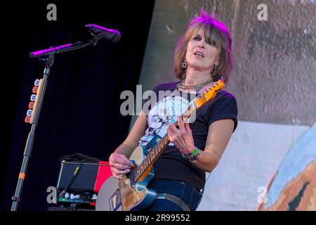 Pilton, Großbritannien. 24. Juni 2023. Christine Ellen Hynde, beruflich als Chrissie Hynde bekannt, von der englisch-amerikanischen Rockband The Pretender, die live auf der Bühne des Glastonbury Festival of the Performing Arts auftreten. Kredit: SOPA Images Limited/Alamy Live News Stockfoto