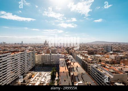 Luftaufnahme der Skyline von barcelona, die architektonische Schönheit und das pulsierende Stadtbild mit Wolken im Hintergrund zeigt Stockfoto