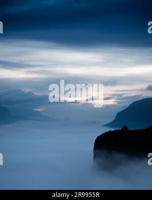 Nebel füllt die Columbia River Gorge unterhalb des Vista House (rechts) vor Sonnenaufgang. In der Nähe von Portland, Oregon, USA. Stockfoto