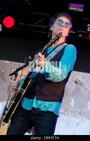 Pilton, Großbritannien. 24. Juni 2023. Gitarrist Johnny Marr, ehemaliger Smiths, tritt live auf der Bühne mit der englisch-amerikanischen Rockband The Pretender auf dem Glastonbury Festival of the Performing Arts auf. Kredit: SOPA Images Limited/Alamy Live News Stockfoto