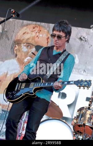 Pilton, Großbritannien. 24. Juni 2023. Gitarrist Johnny Marr, ehemaliger Smiths, tritt live auf der Bühne mit der englisch-amerikanischen Rockband The Pretender auf dem Glastonbury Festival of the Performing Arts auf. (Foto: Dawn Fletcher-Park/SOPA Images/Sipa USA) Guthaben: SIPA USA/Alamy Live News Stockfoto