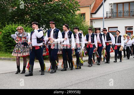 Brünn - Bystrc, Tschechische Republik, 24. Juni 2023. Traditionelle Festlichkeiten des Festes in der Tschechischen Republik. Essen und Trinken-Festival. Mädchen Stockfoto