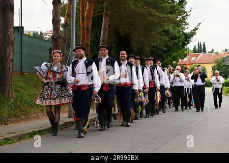 Brünn - Bystrc, Tschechische Republik, 24. Juni 2023. Traditionelle Festlichkeiten des Festes in der Tschechischen Republik. Essen und Trinken-Festival. Mädchen Stockfoto