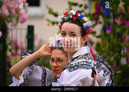 Brünn - Bystrc, Tschechische Republik, 24. Juni 2023. Traditionelle Festlichkeiten des Festes in der Tschechischen Republik. Essen und Trinken-Festival. Mädchen Stockfoto