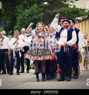 Brünn - Bystrc, Tschechische Republik, 24. Juni 2023. Traditionelle Festlichkeiten des Festes in der Tschechischen Republik. Essen und Trinken-Festival. Mädchen Stockfoto