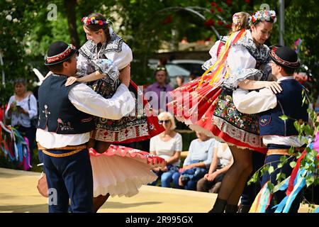 Brünn - Bystrc, Tschechische Republik, 24. Juni 2023. Traditionelle Festlichkeiten des Festes in der Tschechischen Republik. Essen und Trinken-Festival. Mädchen Stockfoto