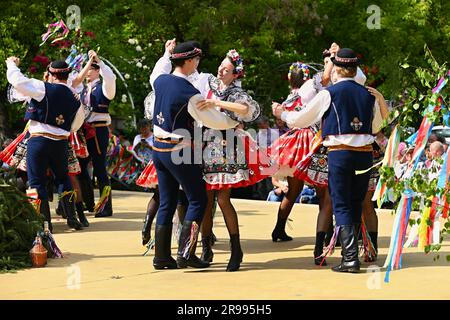 Brünn - Bystrc, Tschechische Republik, 24. Juni 2023. Traditionelle Festlichkeiten des Festes in der Tschechischen Republik. Essen und Trinken-Festival. Mädchen Stockfoto