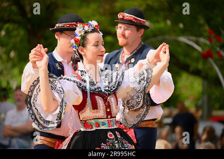 Brünn - Bystrc, Tschechische Republik, 24. Juni 2023. Traditionelle Festlichkeiten des Festes in der Tschechischen Republik. Essen und Trinken-Festival. Mädchen Stockfoto