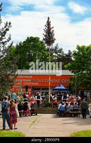 Brünn - Bystrc, Tschechische Republik, 24. Juni 2023. Traditionelle Festlichkeiten des Festes in der Tschechischen Republik. Essen und Trinken-Festival. Mädchen Stockfoto