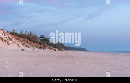 Mittsommerabend nach Sonnenuntergang am Ostseestrand in Bernati, Lettland Stockfoto