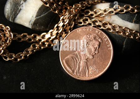 Münze und Goldkette. US-amerikanische Münze 1 Cent Lincoln Memorial Cent. Stockfoto