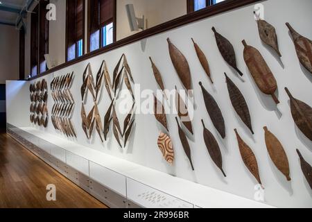 Sydney, Australien, 26. März 2023: Ausstellung „many friends“ im Australian Museum. Aboriginal Shields wurden aus Rinde oder Holz hergestellt. Stockfoto