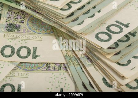 Hintergrund. Schließen. Ein großer Stapel polnischer 100-Zloty-Banknoten. Synonym für Reichtum und Überfluss. Stockfoto