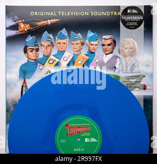 LP-Cover des Original-Soundtracks für Thunderbirds, erstellt von Gerry Anderson. Das Album auf blauem Vinyl wurde 2020 veröffentlicht. Stockfoto