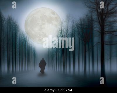 Faszinierende Figur auf einem Waldweg in einer gruseligen nebligen Vollmondnacht Stockfoto