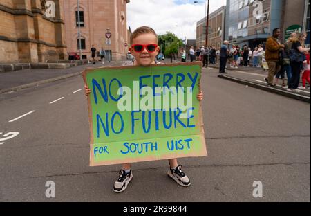 Glasgow, 24. Juni. Demonstration in Glasgow durch die Glasgow Gaels Group und Inselbewohner von South Uist, die bessere Fährdienste nach South Uist forderten. Stockfoto