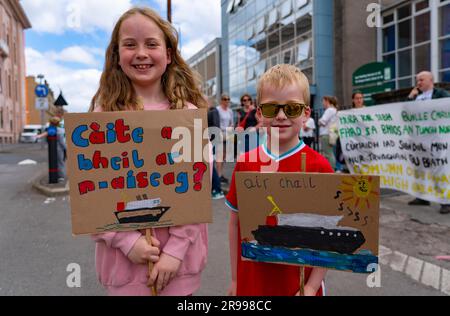 Glasgow, 24. Juni. Demonstration in Glasgow durch die Glasgow Gaels Group und Inselbewohner von South Uist, die bessere Fährdienste nach South Uist forderten. Stockfoto