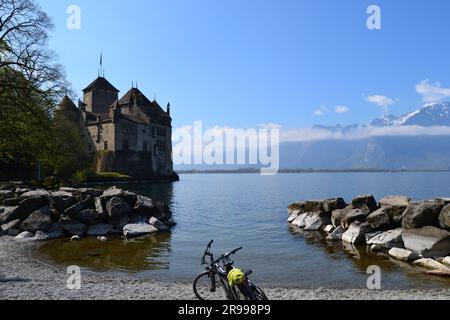 Chillon Castle, Genfer See, Lac Leman nahe Montreux, Schweiz an einem schönen Tag im Frühling. Mittelalterliches Märchenschloss Stockfoto