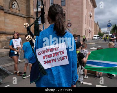 Glasgow, 24. Juni. Demonstration in Glasgow durch die Glasgow Gaels Group und Inselbewohner von South Uist, die bessere Fährdienste nach South Uist forderten. Stockfoto