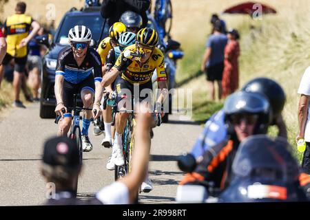 SITTARD - die führende Gruppe fährt durch die Limburg-Landschaft in der Nähe von Sittard während des NK Road Biking. Die Männer kämpfen in Limburg um den Titel beim NK Cycling. ANP MARCEL VAN HOORN niederlande Out - belgien Out Credit: ANP/Alamy Live News Stockfoto