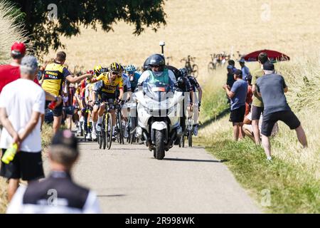 SITTARD - die führende Gruppe fährt durch die Limburg-Landschaft in der Nähe von Sittard während des NK Road Biking. Die Männer kämpfen in Limburg um den Titel beim NK Cycling. ANP MARCEL VAN HOORN niederlande Out - belgien Out Credit: ANP/Alamy Live News Stockfoto