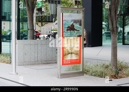 TOKIO, JAPAN - 30. Oktober 2022: Plakate mit Ausstellungen vor Artizon, einem Kunstmuseum in Tokios Kyobashi-Gegend. Stockfoto