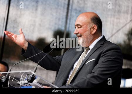 Berlin, Deutschland. 25. Juni 2023. Ron Prosor, Botschafter Israels in Deutschland, spricht bei der Eröffnungszeremonie des Birnen Jüdischen Campus (PJC). Die größte jüdische Institution für Bildung, Kultur und Sport seit der Shoah hat in Berlin mit einer Straßenparty eröffnet. Der Birnen Jüdische Campus in Wilmersdorf bietet 8.000 Quadratmeter Tagesbetreuung, Grund- und Oberschule, Kunst- und Musikstudios, ein Kino mit 100 Sitzplätzen sowie eine Sport- und Veranstaltungshalle. Kredit: Carsten Koall/dpa/Alamy Live News Stockfoto